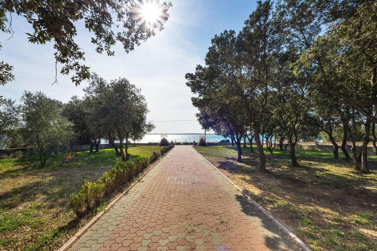 Apartments By The Sea Vrsi - Mulo, Zadar - 5951 Kültér fotó