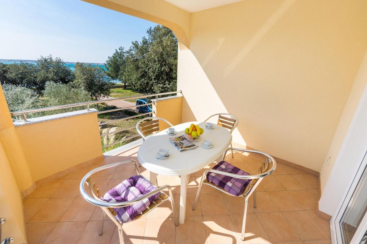 Apartments By The Sea Vrsi - Mulo, Zadar - 5951 Kültér fotó