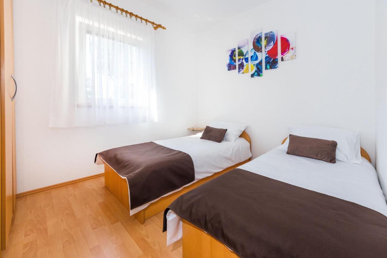 Apartments By The Sea Vrsi - Mulo, Zadar - 5951 Kültér fotó